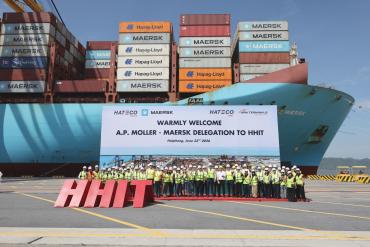 Hateco Hai Phong International Container Terminal welcomes A.P. Moller – Maersk delegation and the 214,000 DWT triple-e vessel